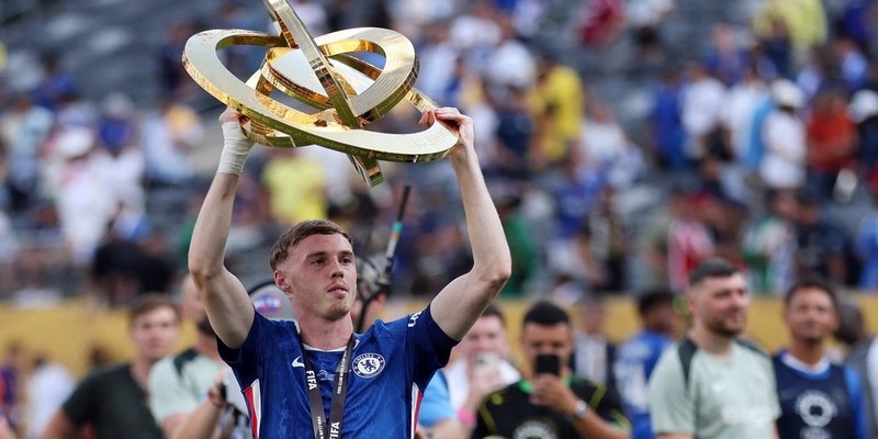 Cole Palmer rực sáng trong màu áo Chelsea