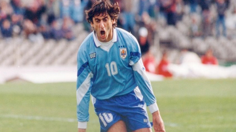 Francescoli trong lịch sử cũng là một cầu thủ Uruguay xuất sắc Enzo Francescoli - Thần tượng của những huyền thoại bóng đá
