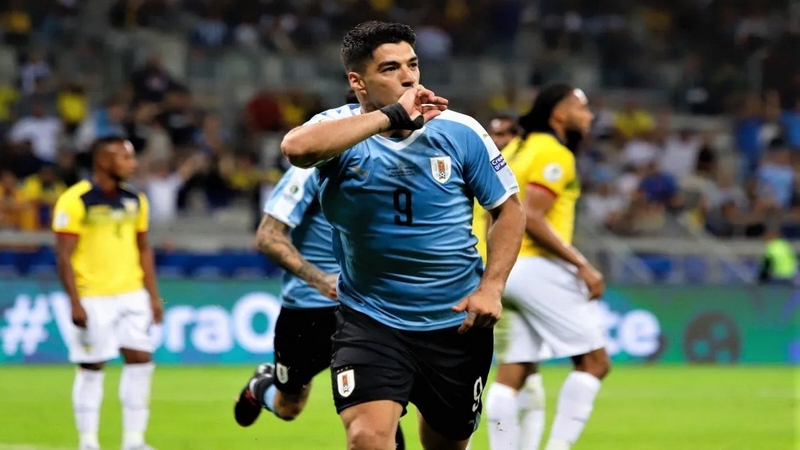 Luis Suarez chính là một cầu thủ Uruguay xuất sắc gần đây Luis Suarez - Chân sút vĩ đại nhất lịch sử đội tuyển Uruguay