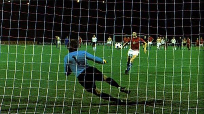 Cú Panenka huyền thoại