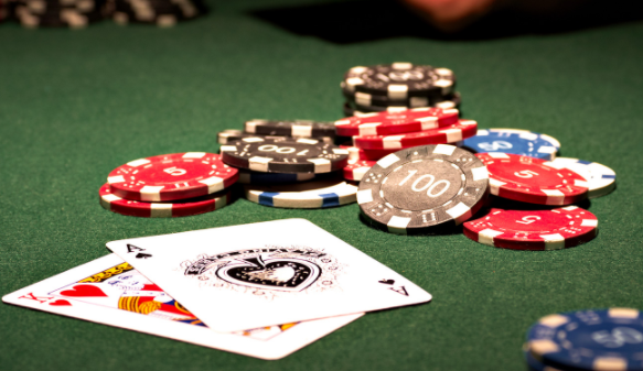 Phân Biệt Xì Tố và Poker: Điểm Giống Và Khác Nhau Bạn Cần Biết